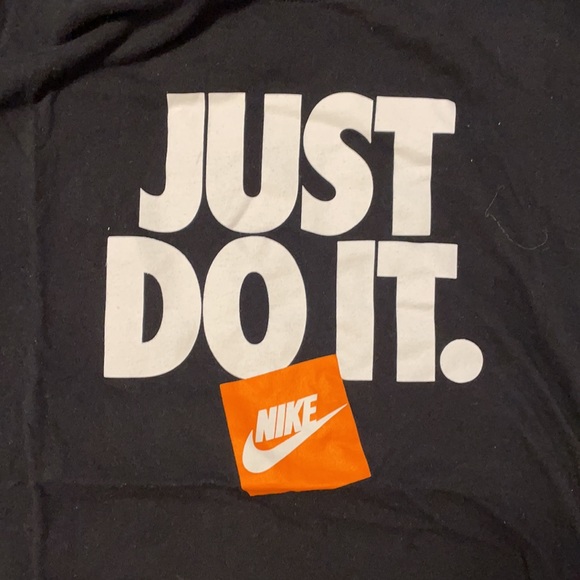 Donating soon! Open to offers!!! Men’s Nike size medium tee - Picture 3 of 3